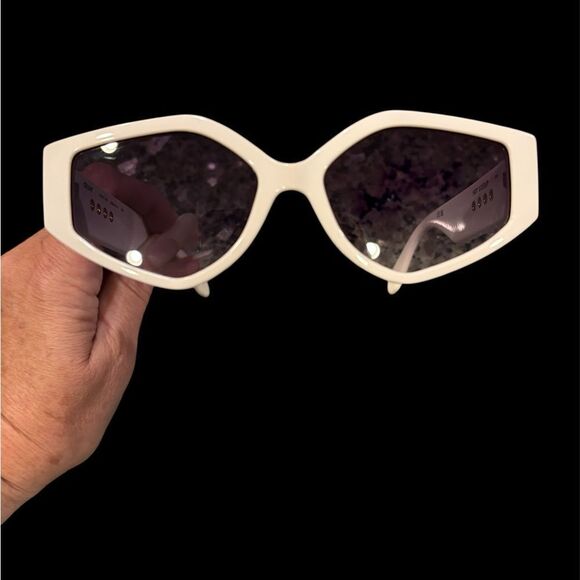 Quay Australia Hot Gossip White Sunglasses Cat 3 Lens NEW main image 5